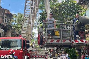 Giải cứu 2 du khách nước ngoài trong vụ cháy khách sạn trên phố cổ