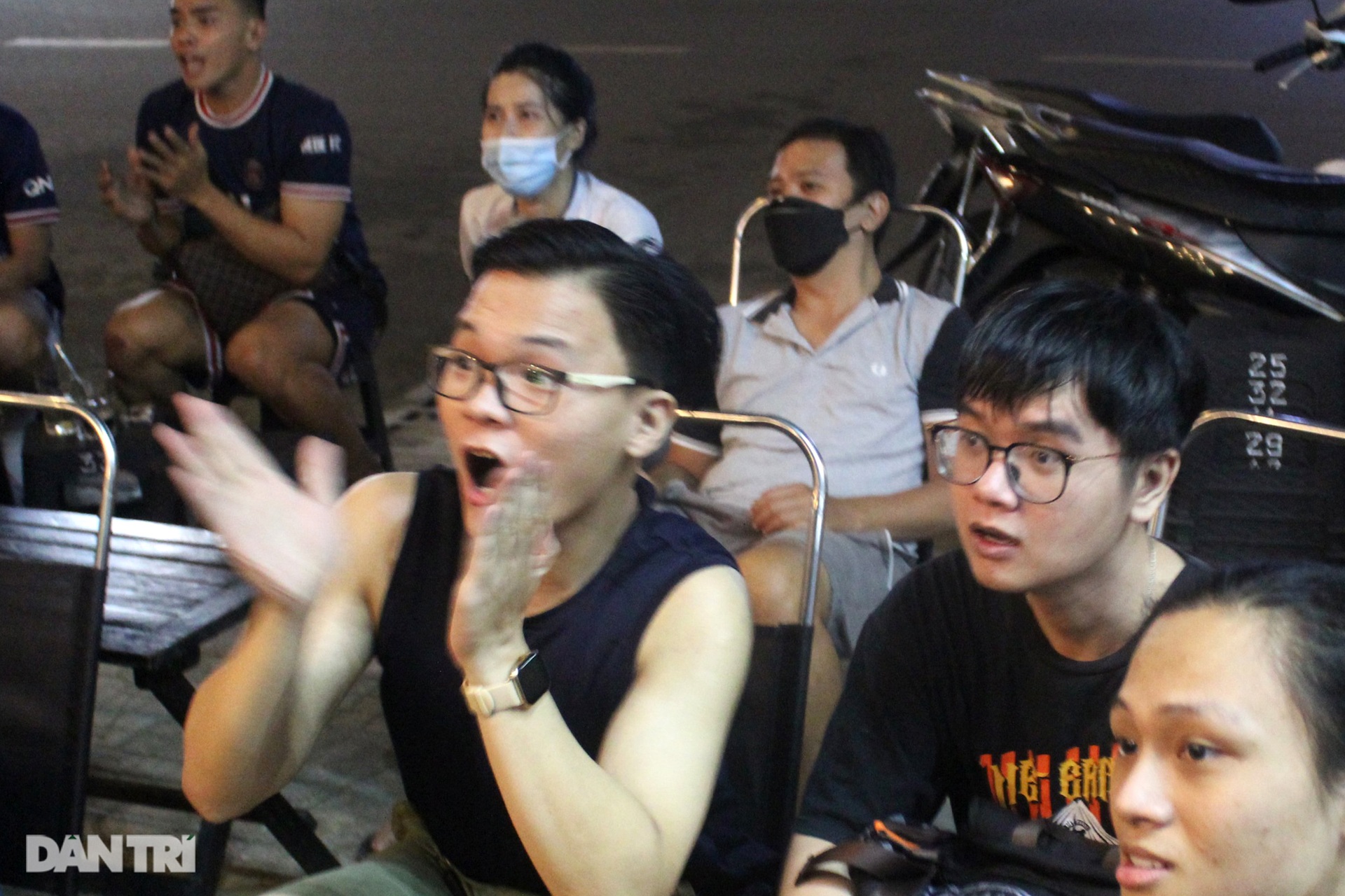 Người hâm mộ gục đầu tiếc nuối khi Việt Nam trở thành cựu vương tại AFF Cup - 14 Người hâm mộ gục đầu tiếc nuối khi Việt Nam trở thành cựu vương tại AFF Cup - 14