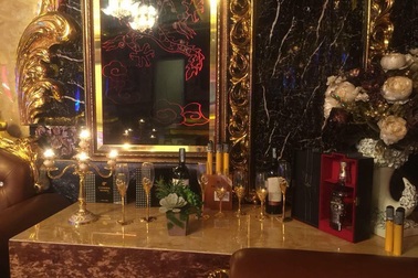 Cô gái chuyển giới và những đêm trắng bên ánh đèn màu karaoke