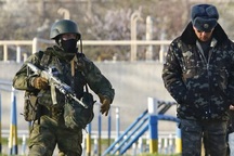 Lính Nga đột kích căn cứ quân sự Ukraine tại Crimea