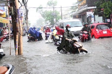 Đường phố Sài Gòn lại ngập nặng sau mưa lớn