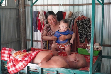 An Giang: Vợ lấy chồng mới vẫn ở chung nhà chăm sóc chồng cũ ốm liệt giường