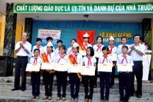 Trao 50 suất học bổng “Swing for the kids” đến trẻ em nghèo vượt khó