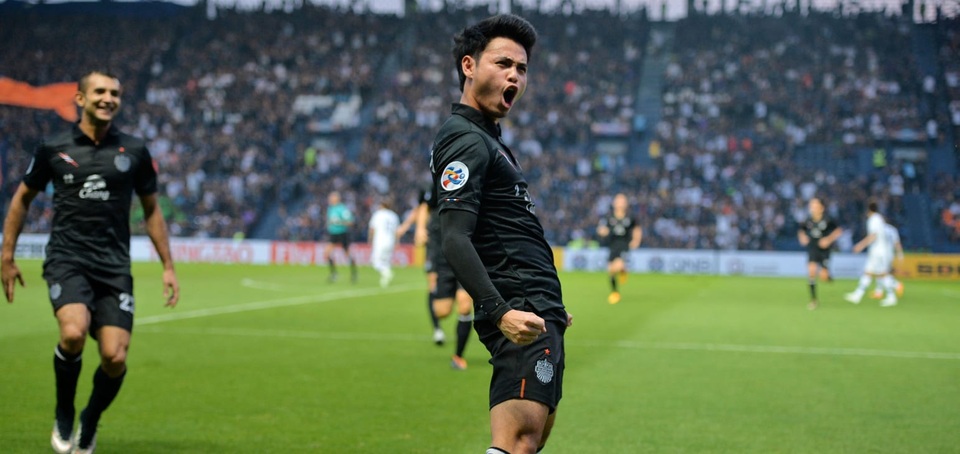 Bàn thắng của Theerathon giành giải pha đá phạt đẹp nhất cúp châu Á - 1