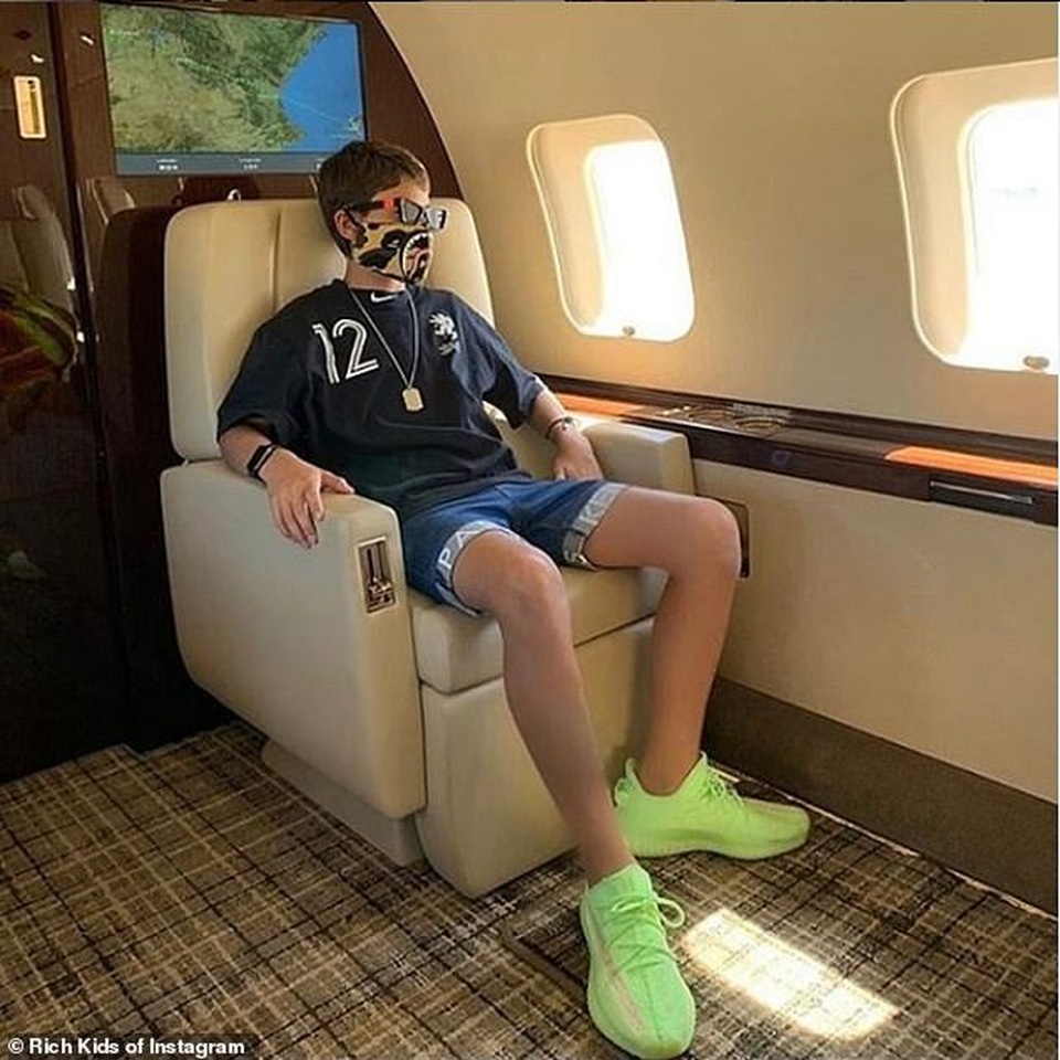 Xem hội con nhà giàu chống dịch Covid-19 khác người thế nào? - 9