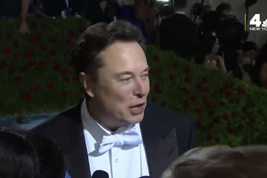 Elon Musk cùng mẹ ruột tham dự sự kiện thời trang Met Gala 2022