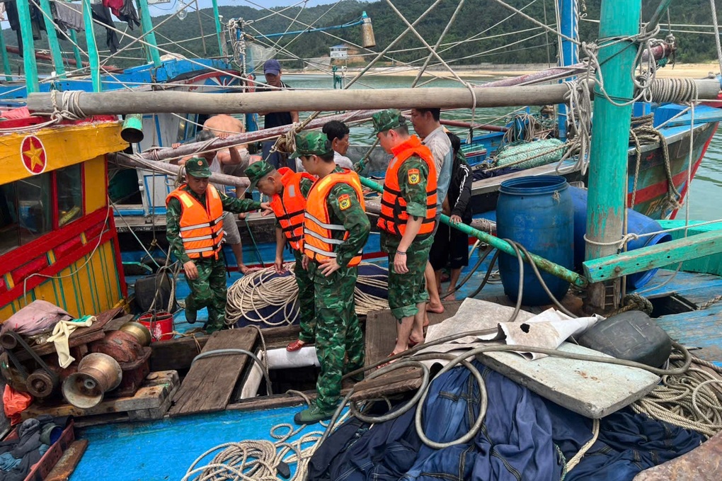 Bộ đội biên phòng cứu 4 người gặp nạn trên biển - 1 Bộ đội biên phòng cứu 4 người gặp nạn trên biển - 1