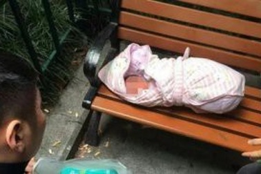 Bé trai sơ sinh còn nguyên dây rốn bị bỏ rơi ven đường