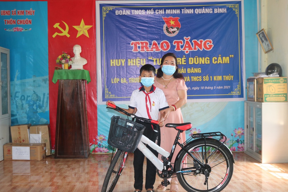 Tặng huy hiệu Tuổi trẻ dũng cảm cho học sinh lớp 6 cứu người đuối nước - 2 Tặng huy hiệu Tuổi trẻ dũng cảm cho học sinh lớp 6 cứu người đuối nước - 2