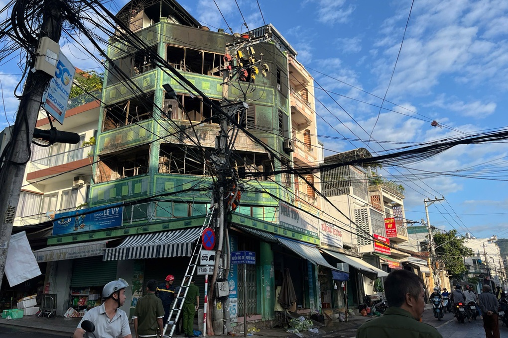 Cháy lớn tại căn nhà 4 tầng ở Nha Trang - 2 Cháy lớn tại căn nhà 4 tầng ở Nha Trang - 2