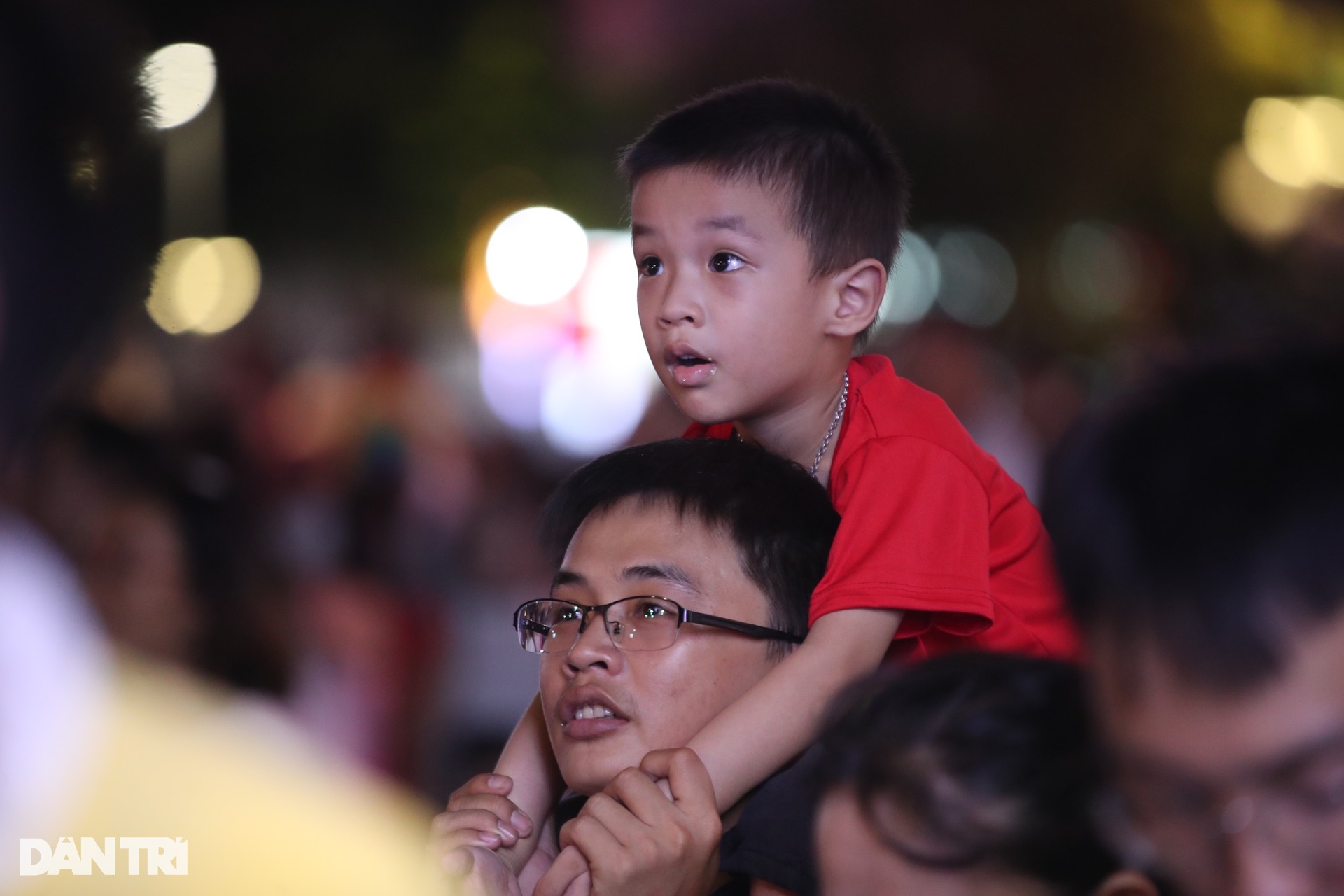 Hàng nghìn người dân đổ về trung tâm TPHCM xem pháo hoa - 4 Hàng nghìn người dân đổ về trung tâm TPHCM xem pháo hoa - 4