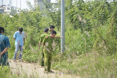 Kéo bé gái 8 tuổi vào bãi đất trống giở trò đồi bại