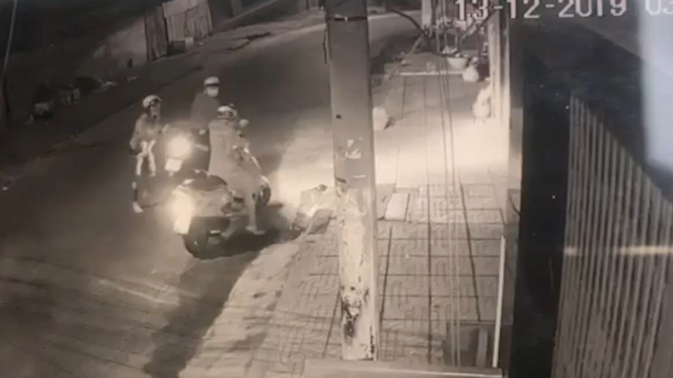 Người phụ nữ bị xịt hơi cay cướp xe máy lúc rạng sáng - 1 Người phụ nữ bị xịt hơi cay cướp xe máy lúc rạng sáng - 1