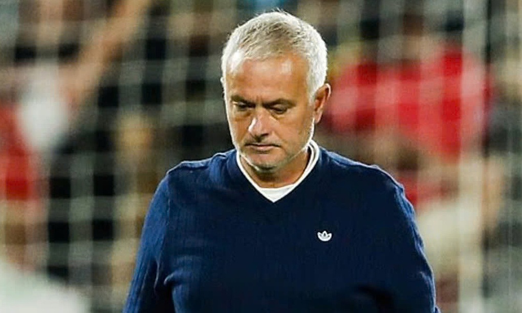 គ្រូបង្វឹក Jose Mourinho ត្រូវបានបណ្ដេញចេញដោយមិននឹកស្មានដល់ - ១ HLV Jose Mourinho bất ngờ bị sa thải - 1