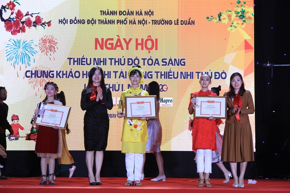 Hai nữ sinh giành giải Nhất hội thi “Tài năng thiếu nhi Thủ đô” - 11 Hai nữ sinh giành giải Nhất hội thi “Tài năng thiếu nhi Thủ đô” - 11