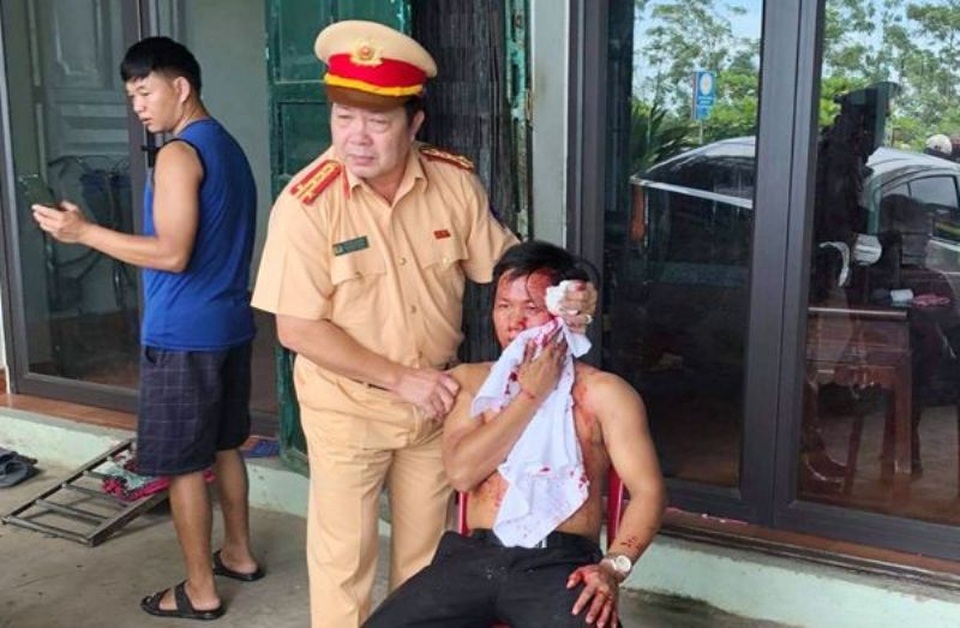 Trưởng Phòng CSGT đập kính ô tô giải cứu tài xế bị tai nạn - 1