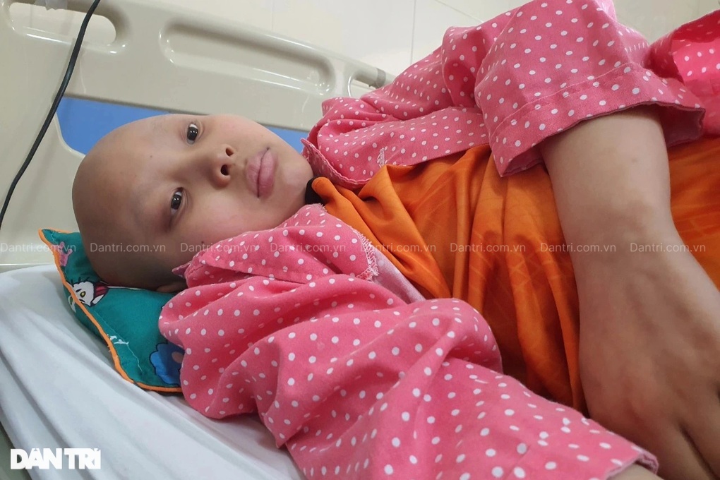 Ánh mắt khát sống của cậu bé mắc ung thư hiếm gặp - 2 Ánh mắt khát sống của cậu bé mắc ung thư hiếm gặp - 2