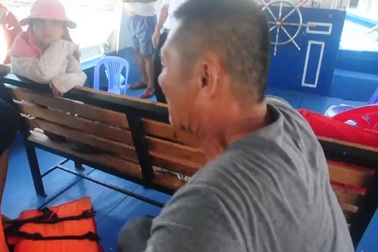 ​Ông Đặng Ngọc Anh (chủ tàu ĐNa 0523) trao đổi với PV