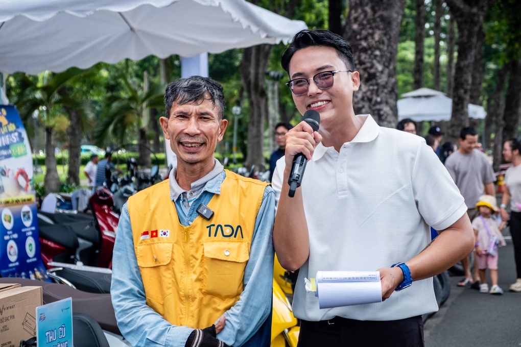 Người dân hào hứng sắm xe máy VinFast trong ngày hội “đổi xăng lấy điện” tại TPHCM - 4 Người dân hào hứng sắm xe máy VinFast trong ngày hội “đổi xăng lấy điện” tại TPHCM - 4
