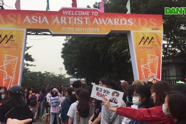 Hàng nghìn người đổ về SVĐ Mỹ Đình, giao thông ùn tắc kéo dài