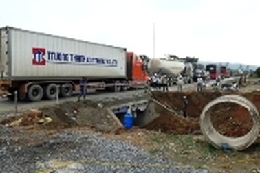 "Soi" nhà thầu thi công QL 1A gây tắc đường 