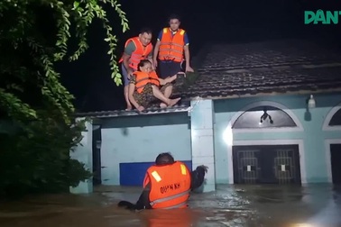 Nghẹt thở chuyến giải cứu 5 người trong cơn lũ ở Đà Nẵng