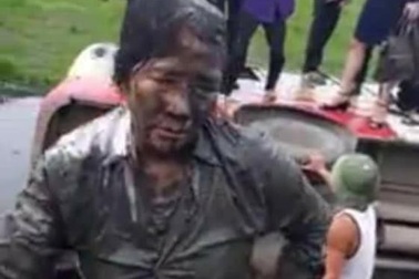 Xe buýt lao xuống ruộng, nhiều hành khách lấm lem bùn đất