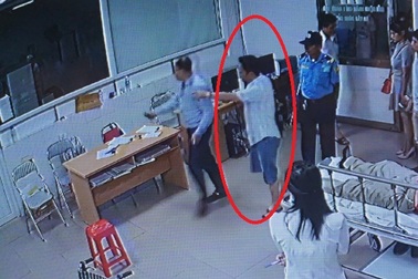 Xuất hiện Chủ tịch phường trong clip hành hung bác sĩ trực cấp cứu