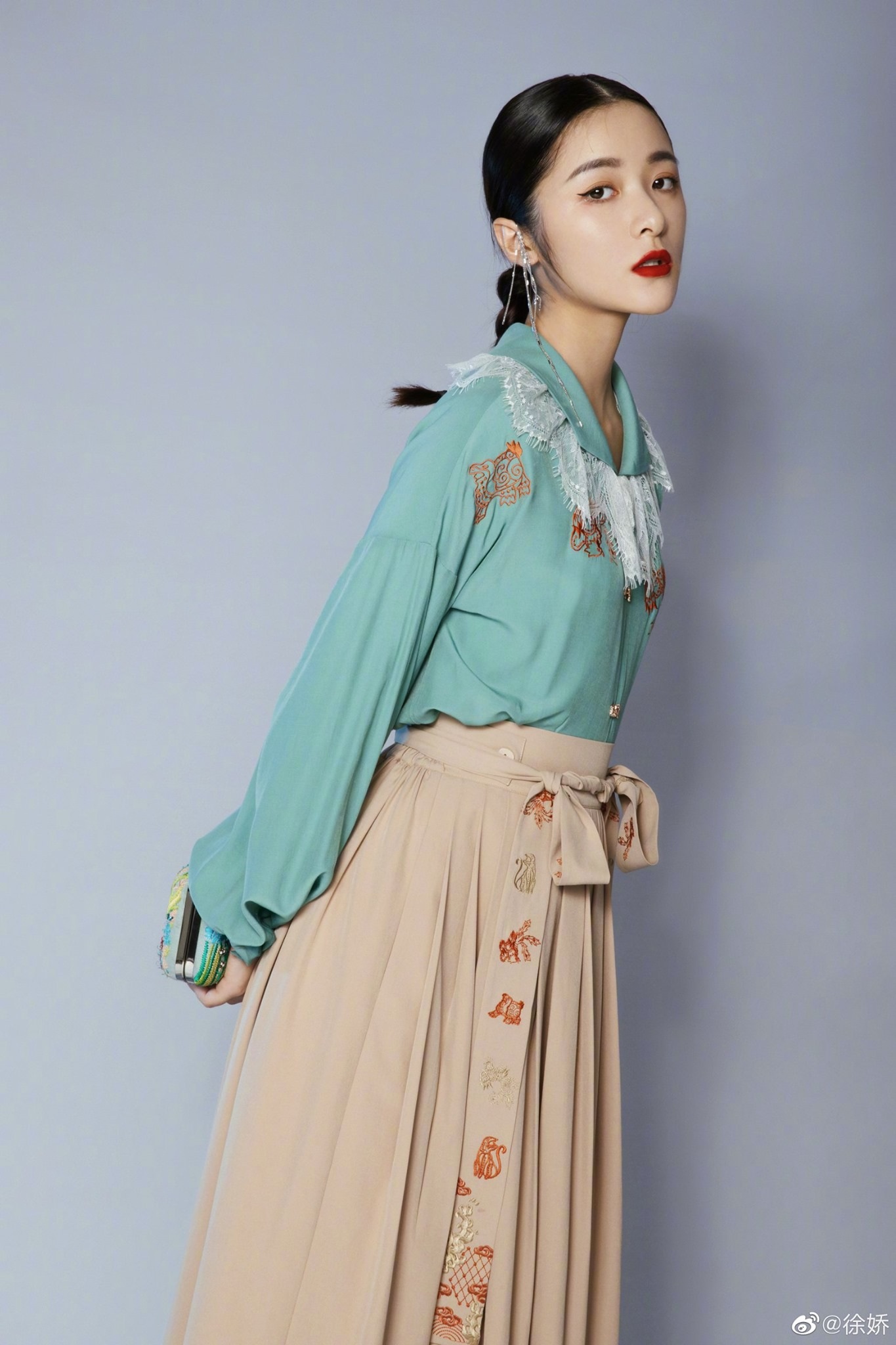 Cậu bé trong Siêu khuyển thần thông lột xác thành thiếu nữ xinh đẹp - 9