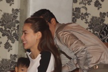 Vợ chồng Hà Hồ đưa con đến mừng thôi nôi con trai Lệ Quyên