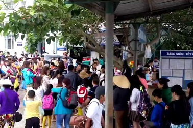 Cận Tết Đinh Dậu, khách Trung Quốc vẫn nhộn nhịp ở Nha Trang