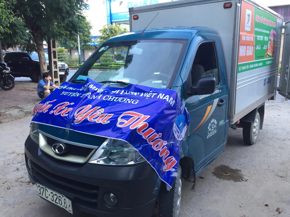 Xe đầu kéo chở 6 người thông chốt để ra khỏi thành phố - 2 Xe đầu kéo chở 6 người thông chốt để ra khỏi thành phố - 2