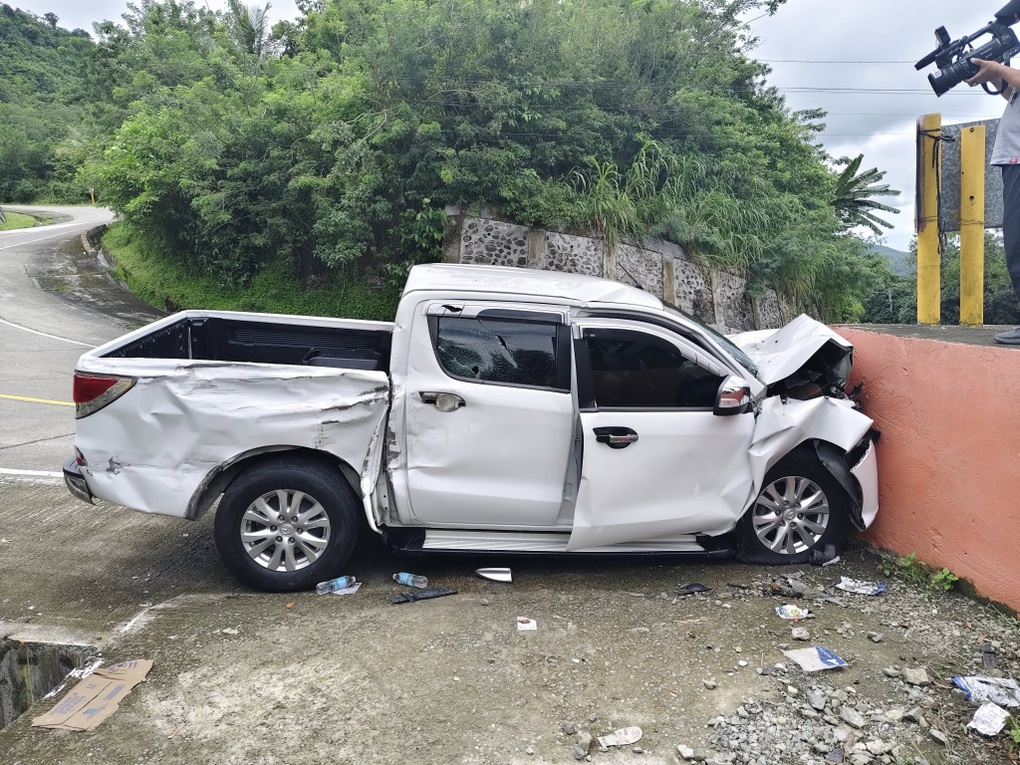 Mất phanh khi đổ đèo, xe bán tải húc lật ô tô khác rồi đâm đầu vào tường - 1