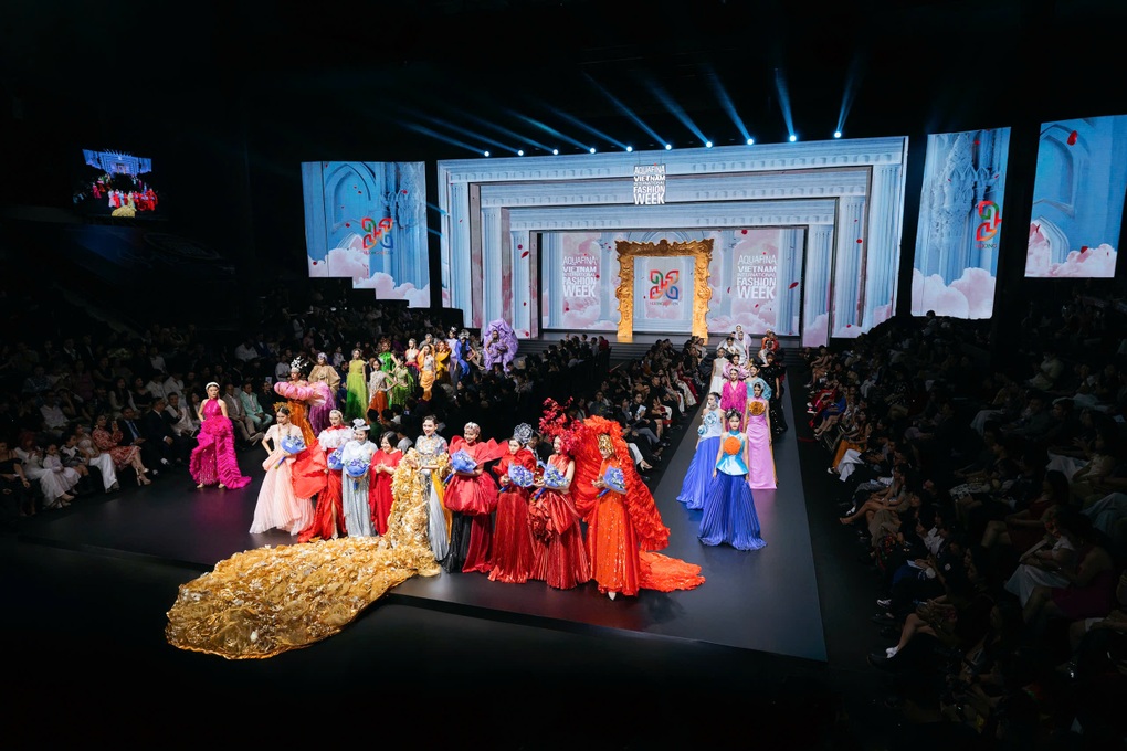 Con gái NTK Thanh Hương Bùi lần đầu catwalk tại AVIFW - 3 Con gái NTK Thanh Hương Bùi lần đầu catwalk tại AVIFW - 3