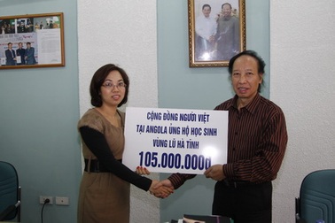 Cộng đồng người Việt tại Angola ủng hộ học sinh vùng lũ Hà Tĩnh 
