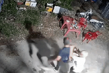 Vụ bố hành hung dã man con gái: Có thể truy cứu hình sự?