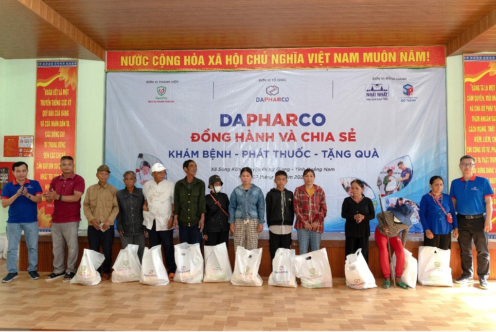 Dapharco và NeoVita khám bệnh, cấp thuốc miễn phí tại vùng cao Quảng Nam - 4 Dapharco và NeoVita khám bệnh, cấp thuốc miễn phí tại vùng cao Quảng Nam - 4