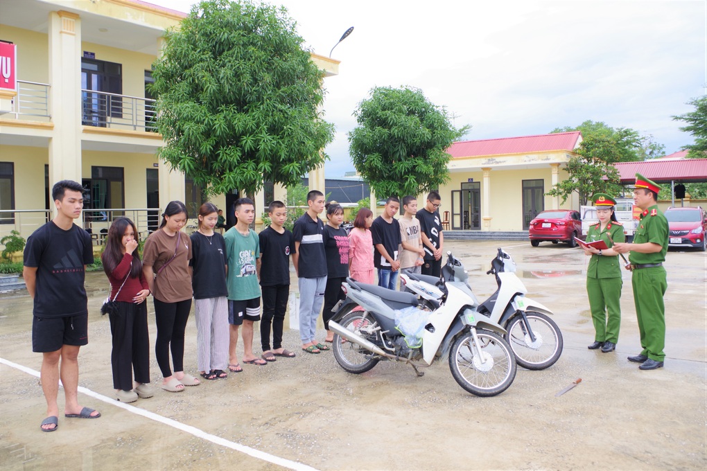 Nhóm thanh thiếu niên đi xe máy cầm phóng lợn quay video khoe chiến tích - 1 Nhóm thanh thiếu niên đi xe máy cầm phóng lợn quay video khoe chiến tích - 1