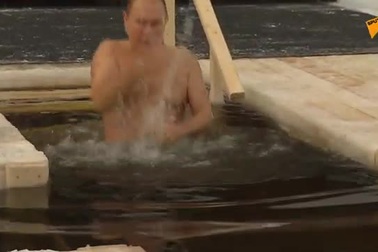 Ông Putin cởi trần tắm trong nước lạnh