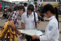 Hàng vạn thí sinh đội mưa đổ về Thủ đô dự thi