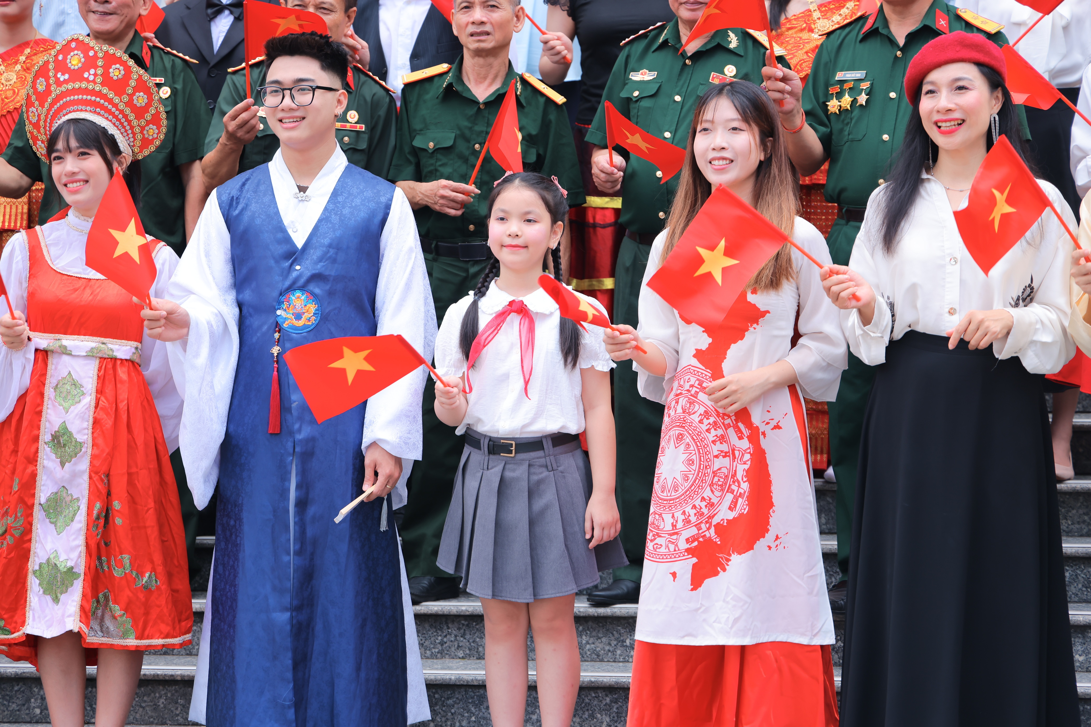 Viết tiếp câu chuyện hòa bình phiên bản 13 thứ tiếng gây sốt - 1