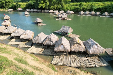 Khúc sông quê ken đặc bè đẹp như tranh hút khách đến cắm trại ở Hòa Bình