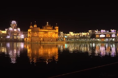 Đền dát vàng bên hồ nước thiêng