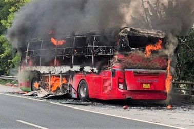 Xe khách cháy ngùn ngụt, 22 người nhanh chóng thoát thân