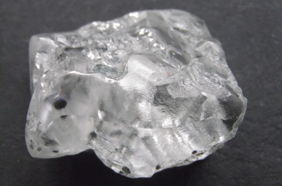 Lại phát hiện viên kim cương trắng khủng 370 carat - 1 Lại phát hiện viên kim cương trắng khủng 370 carat - 1