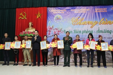 Trao Tết yêu thương cho hàng trăm hộ dân biên giới biển