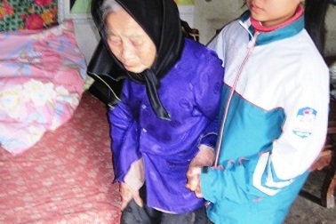 Cô bé mồ côi học lớp 7, chăm bà nội 88 tuổi mù lòa   