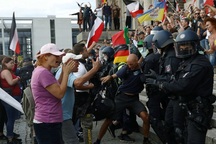 Người biểu tình Đức lao vào tòa nhà quốc hội phản đối biện pháp phòng dịch