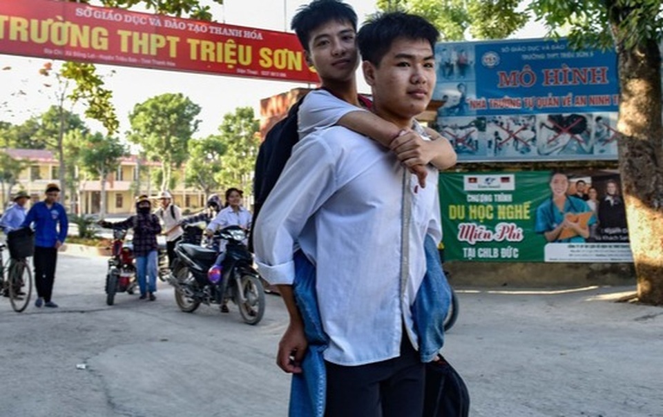 ĐH Bách khoa Hà Nội hỗ trợ học phí cho nam sinh được bạn cõng đi học 10 năm - 2 ĐH Bách khoa Hà Nội hỗ trợ học phí cho nam sinh được bạn cõng đi học 10 năm - 2