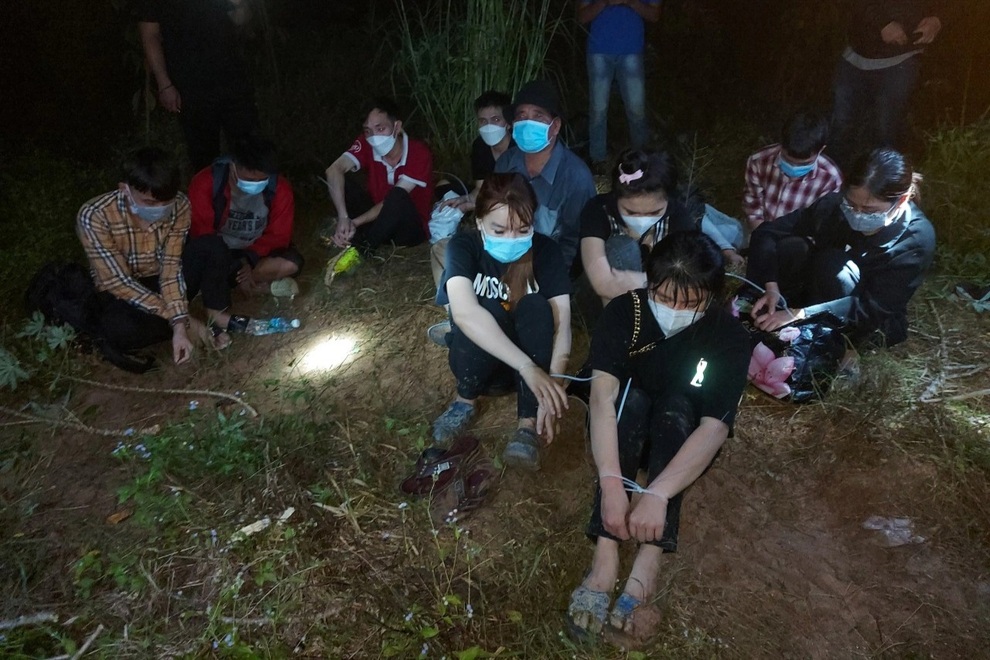Bắt 32 người liên quan đến đường dây đưa người vượt biên sang Campuchia - 1 Bắt 32 người liên quan đến đường dây đưa người vượt biên sang Campuchia - 1